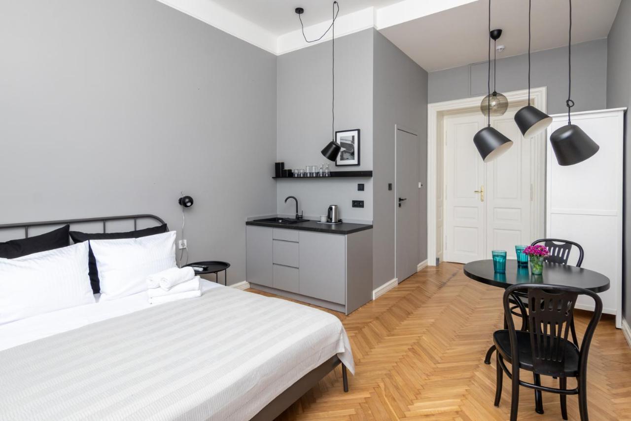 Barbacan Suites - Old Town Apartments - By Upstairs Cracovie Extérieur photo